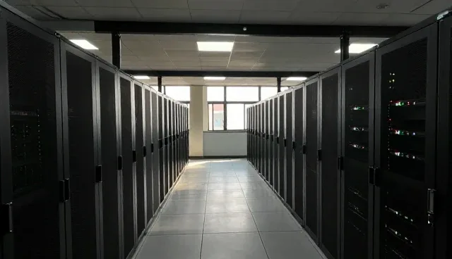 跨区域项目解决方案中的域名与服务器托管选择